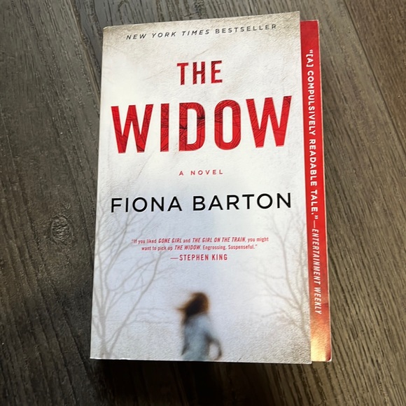 Books- 4 for $20. The Widow by Fiona Barton - Picture 1 of 3